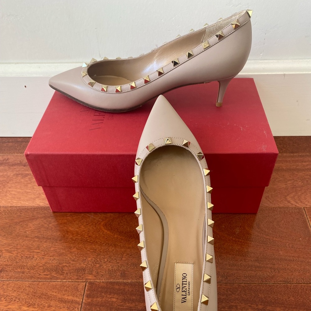 Valentino Rockstud Pumps in Naturals calf leather w/Platinum- plated studs EU 40